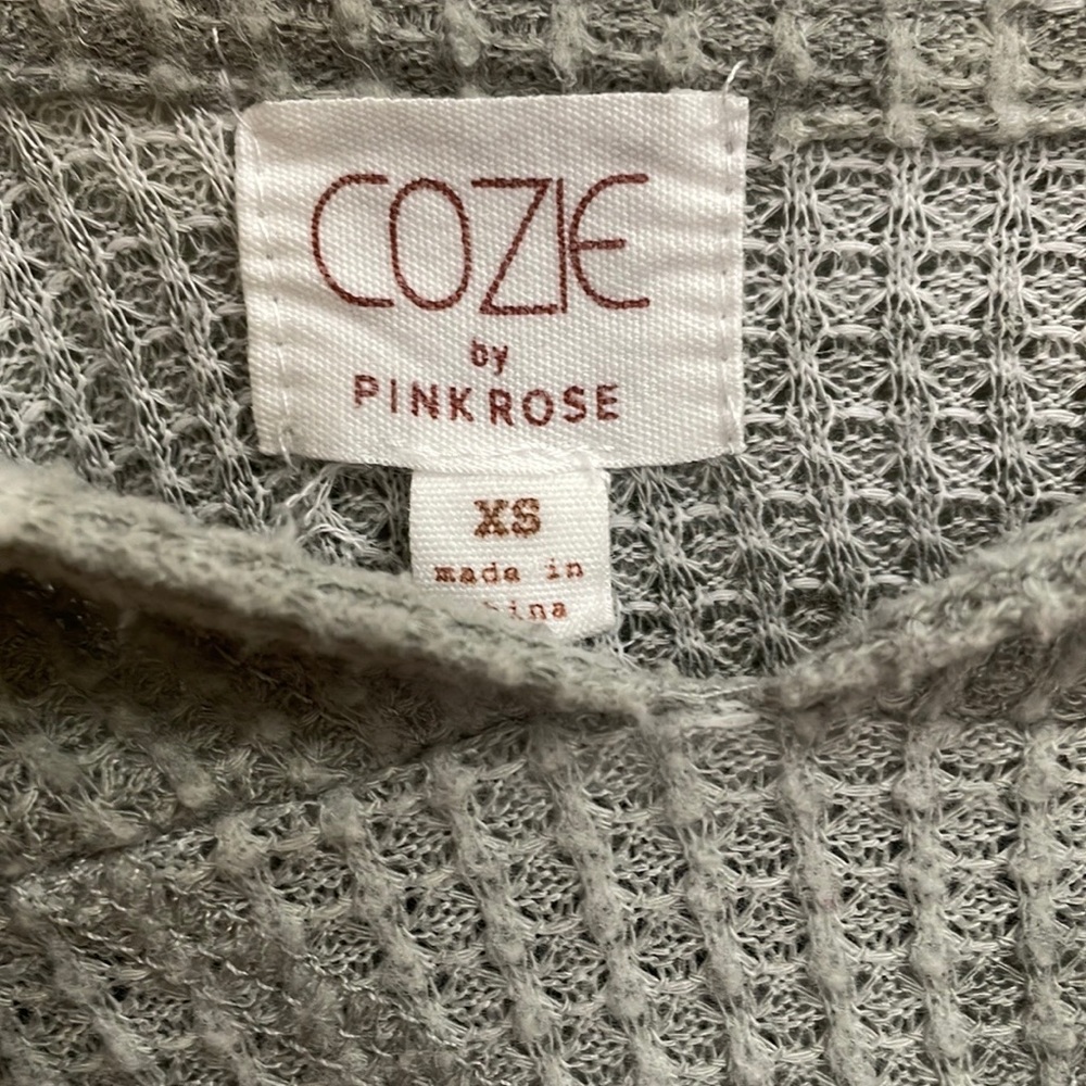 Cozie camo cropped hoodie.  XS - Picture 3 of 5